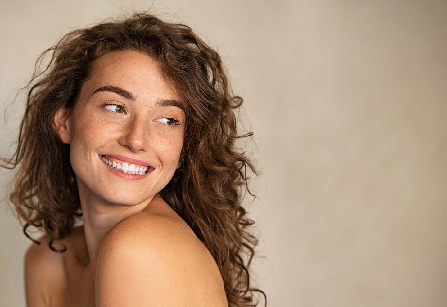hero revelation dermopigmentation jeune femme souriante