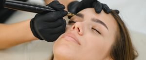 Séance de maquillage permanent réalisée avec des techniques douces 